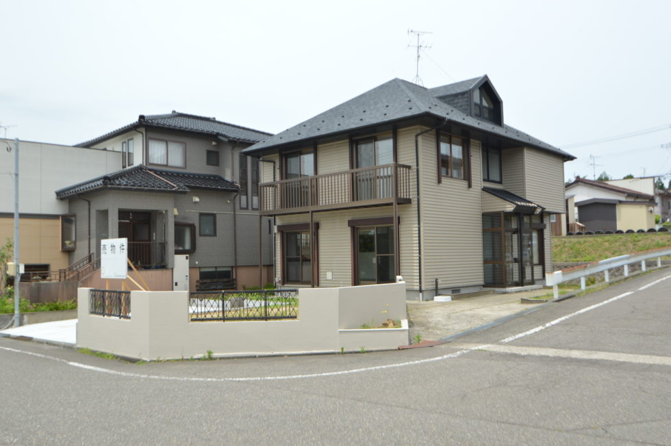 長岡市中島6丁目 土地79坪、建物54坪(5LDK、LD24帖) 駐車4台可能 広々空間の保証付中古住宅 リノビレッジ 長岡・見附・小千谷の中古住宅、リノベーション住宅 長岡市中島6丁目 土地79坪、建物54坪(5LDK、LD24帖) 駐車4台可能 広々空間の保証付中古住宅 リノビレッジ 長岡・見附・小千谷の中古住宅、リノベーション住宅
